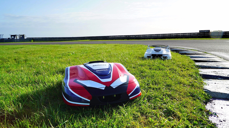 Illustration for article titled Honda Made A Type R LawnmowerÂ